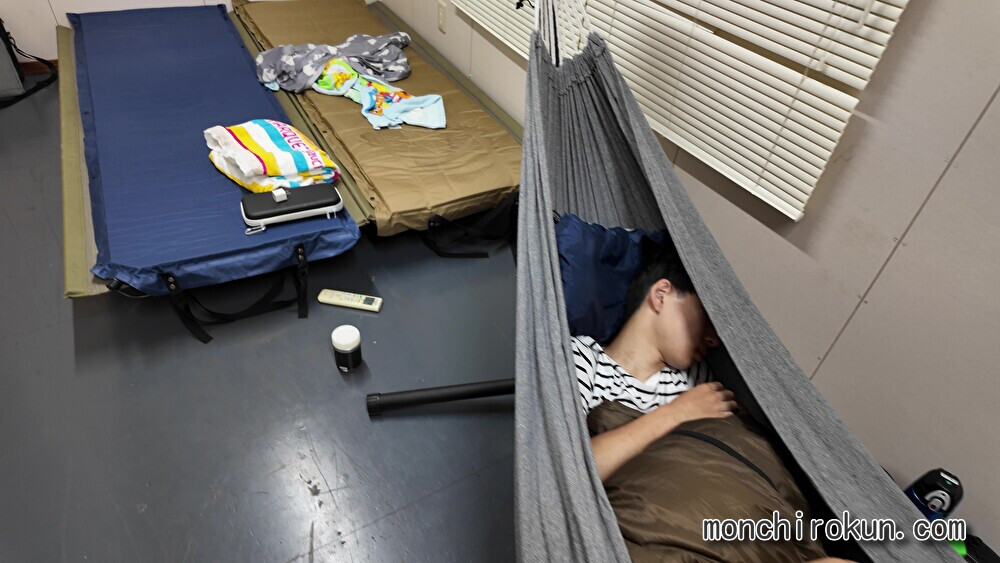 エンジェルキャンプ場コンテナハウス内(コット設置イメージ)