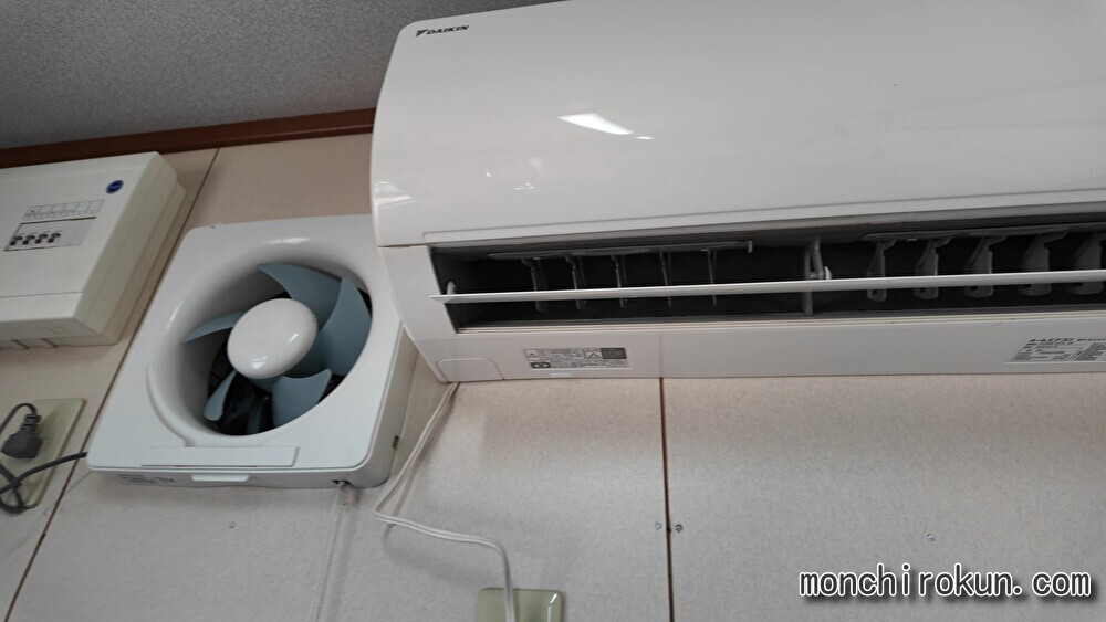 エンジェルキャンプ場コンテナハウス内部(エアコン・換気扇)